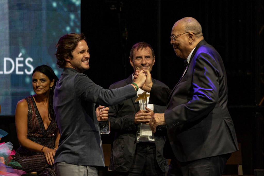 Diego Boneta recibe premio en la Gala Starlite
