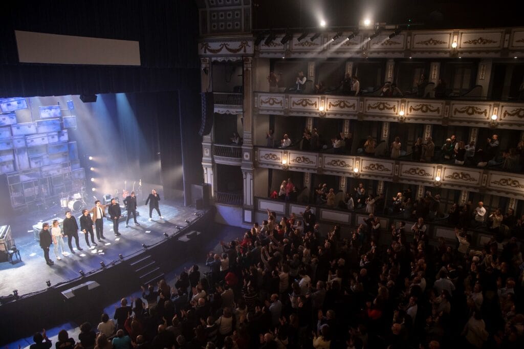 Los Secretos abarrotan el Teatro Cervantes