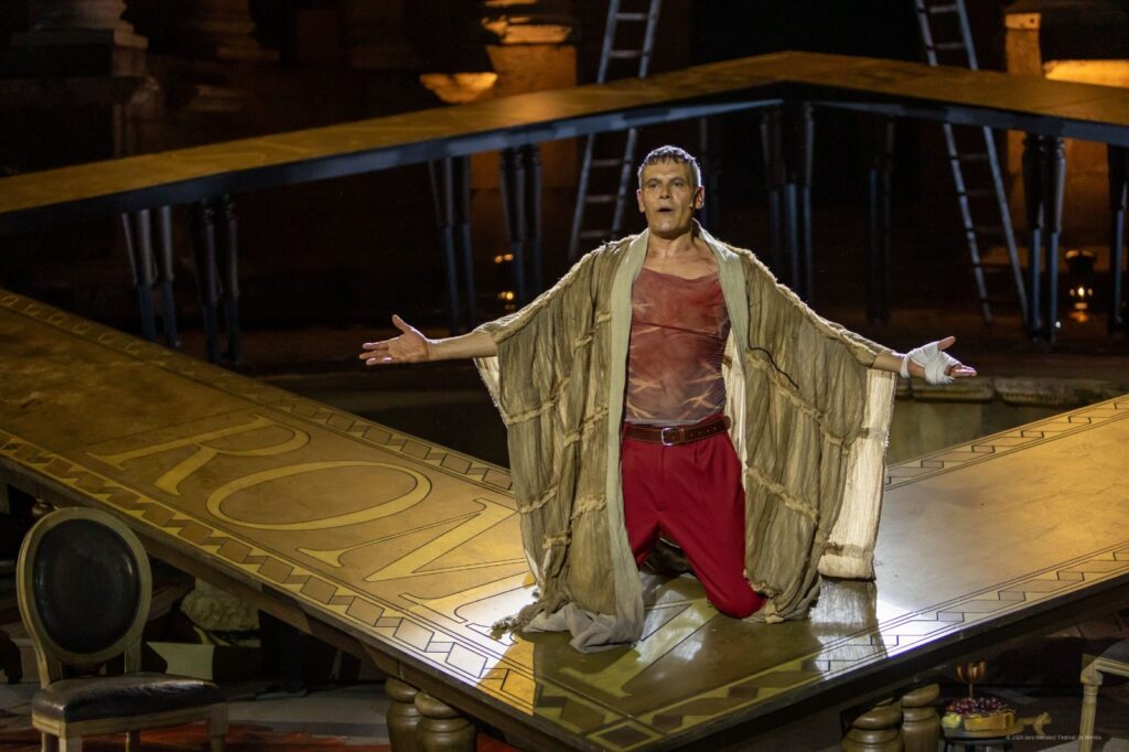 Coriolano puesta en escena destaca