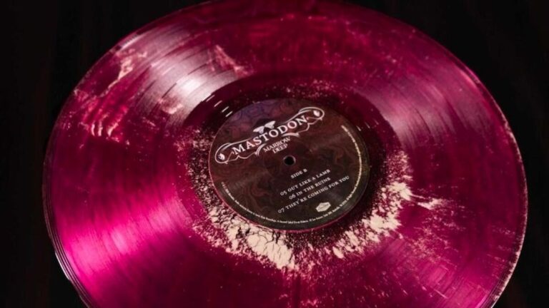 Mastodon lanzará vinilos con fósiles reales de mastodontes en una edición limitada