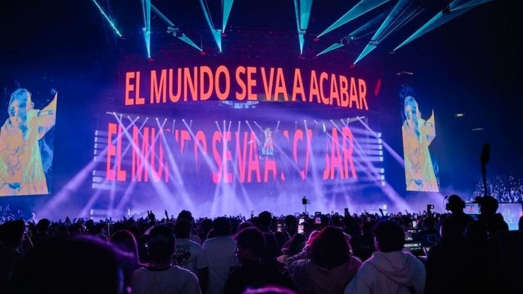 Omar Courtz eleva el género urbano en su debut en el Palacio de los Deportes de CDMX
