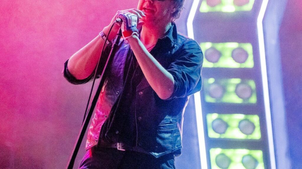 The Strokes electriza el Sant Jordi de Barcelona con un concierto que fusiona pasado y presente