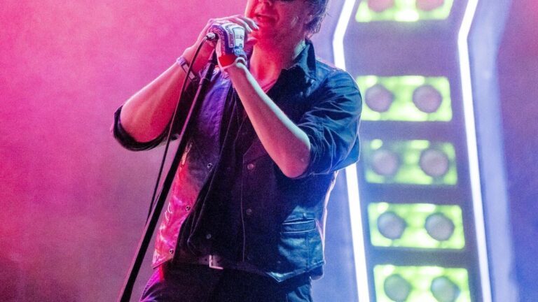 The Strokes electriza el Sant Jordi de Barcelona con un concierto que fusiona pasado y presente
